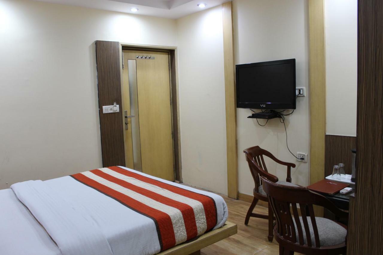 Hotel Lav Kush Deluxe " 3 Min Walking From New Delhi Railway Station " Экстерьер фото