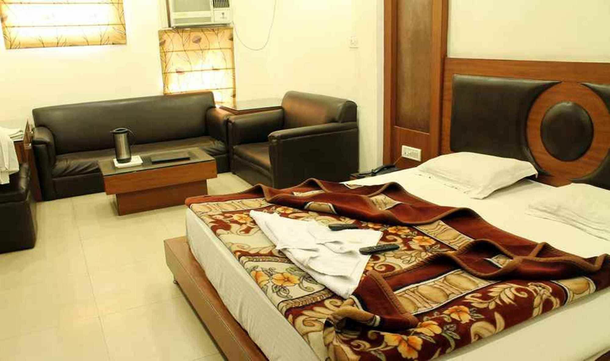 Hotel Lav Kush Deluxe " 3 Min Walking From New Delhi Railway Station " Экстерьер фото